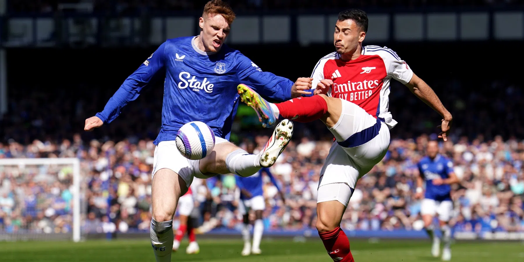 Arsenal morst weer punten in titelstrijd met Liverpool