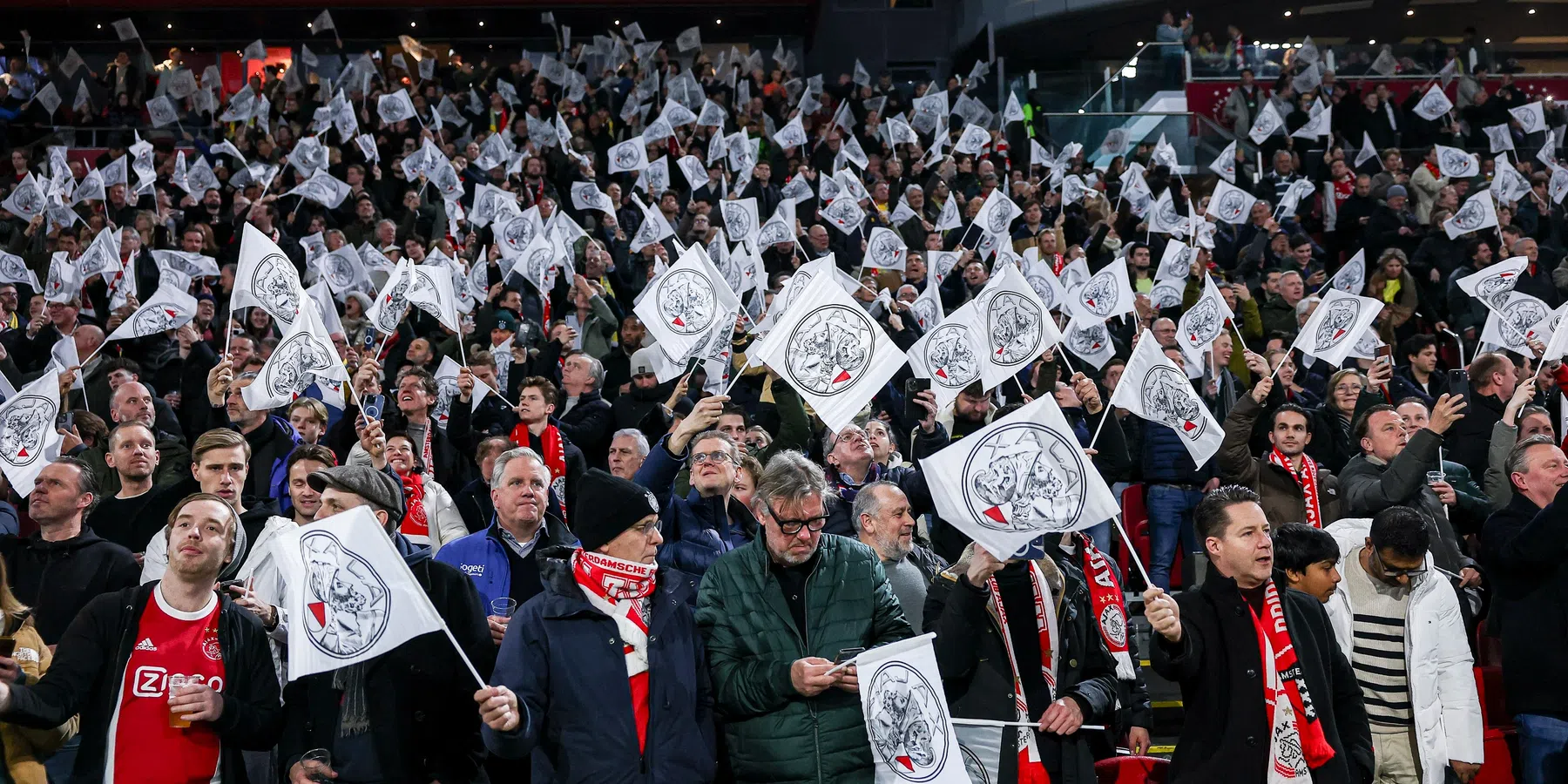 Opvallend: jeugdspeler van Feyenoord post F-Side-foto bij Ajax-wedstrijd