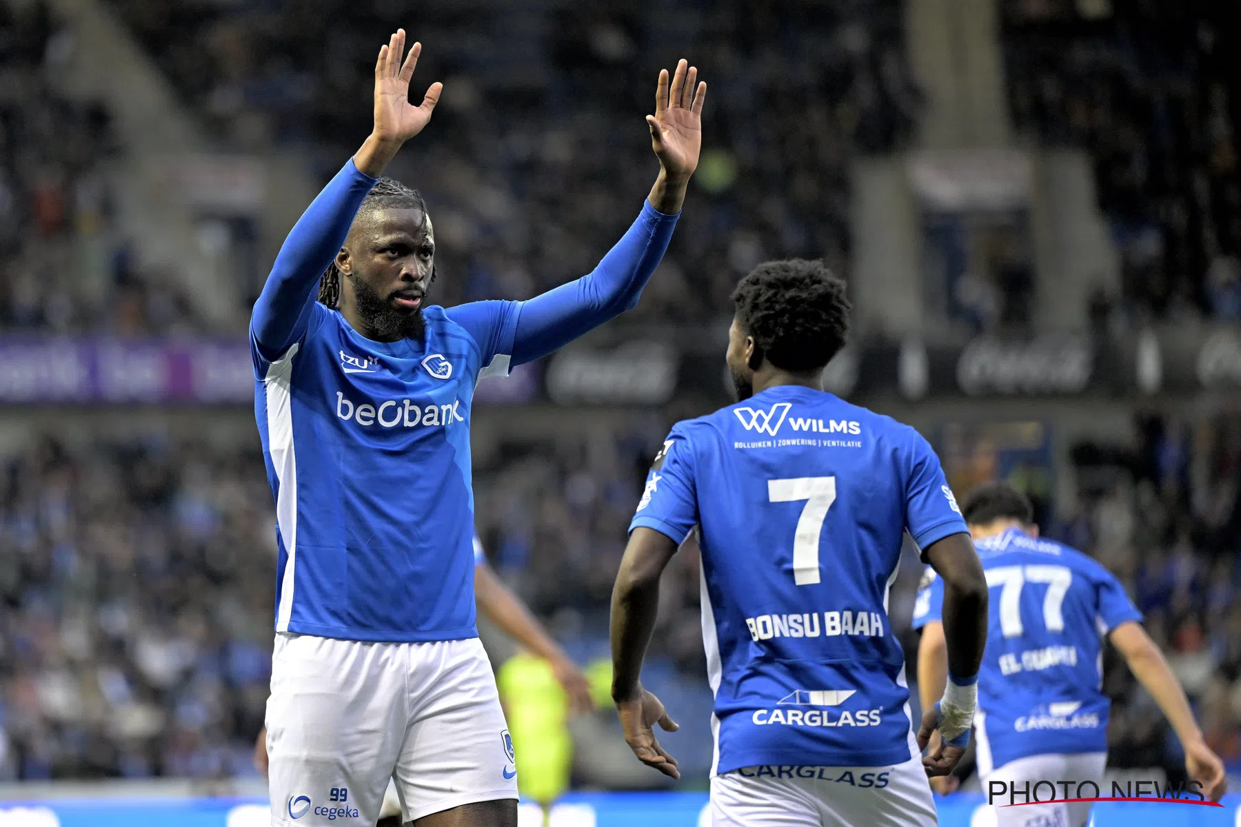 Zoontje van KRC Genk-spits Tolu Arokodare is altijd bij hem