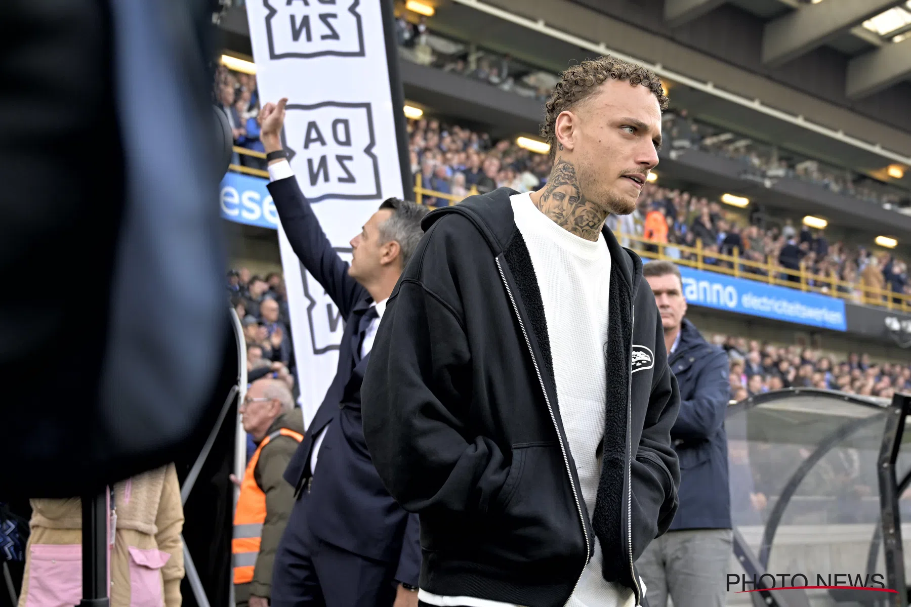 Noa Lang gaat op de bal staan voor Club Brugge - KRC Genk