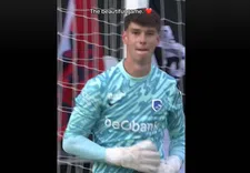 Video toont emotioneel debuut Genk-doelman, die steun krijgt van fans tegenstander