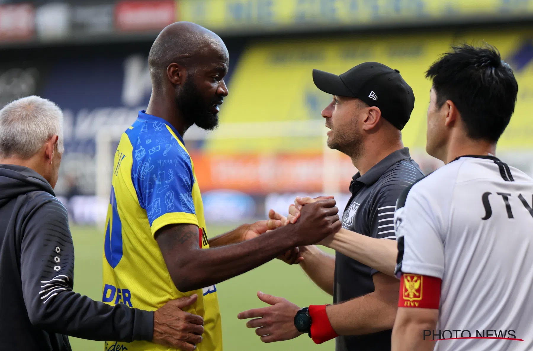 Didier Lamkel Zé in bescherming genomen door Gilles Mbiye-Beya