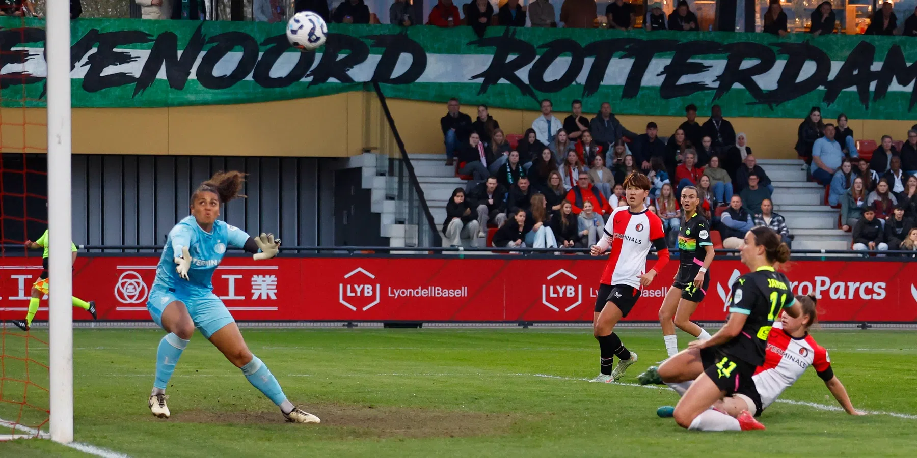 Zelfspot bij PSV Vrouwen: 'Dit komt op Dumpert'