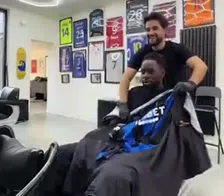 Hilarisch: Torunarigha (Gent) krijgt Club Brugge-shirt voor bij de kapper