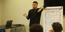 Prachtige beelden: Farioli geeft spelers Ajax O17 geweldige motivatiespeech