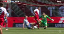 Thumbnail for article: Nonchalant of geniaal? Haller verzuimt tweede te maken tegen oude club Ajax