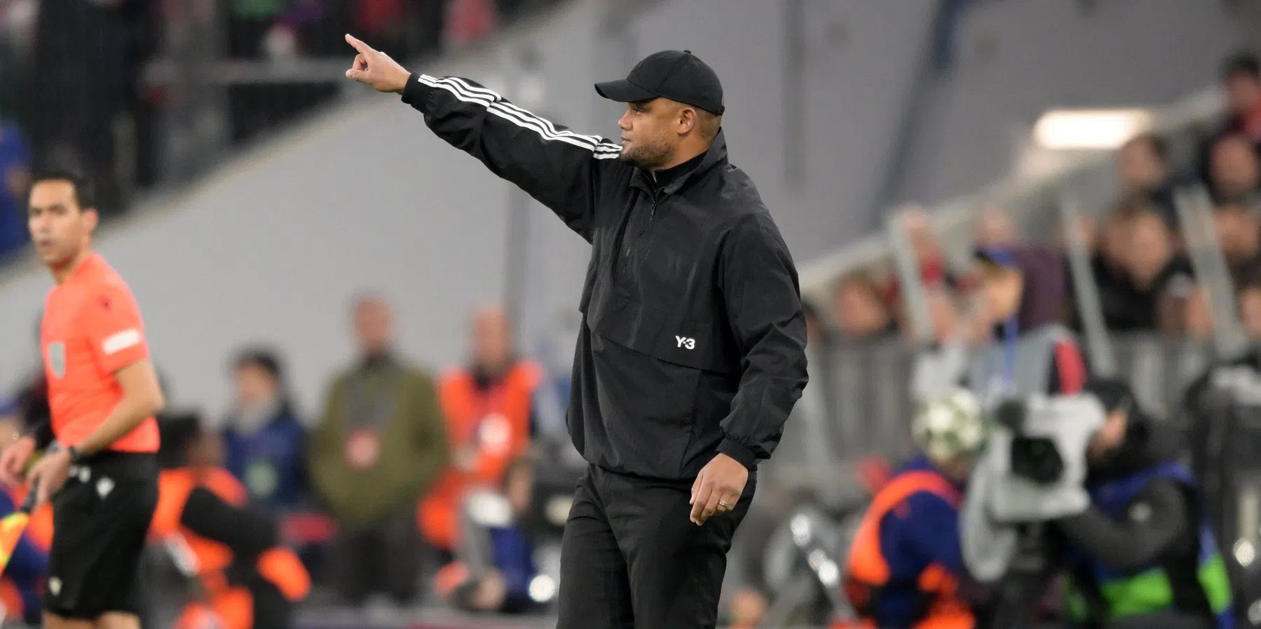 Kompany moet Duitse reporter even de les spellen