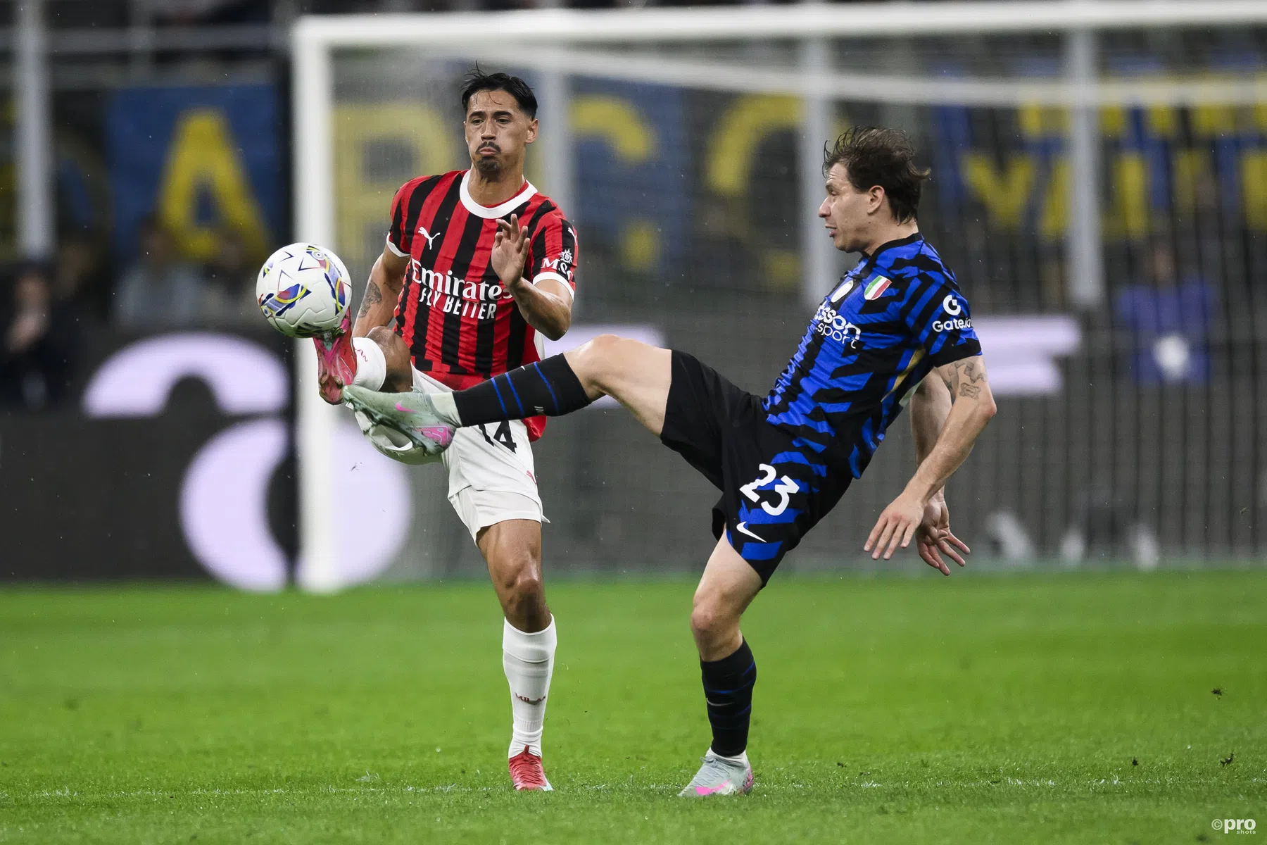 AC Milan doet Inter pijn en bereikt finale