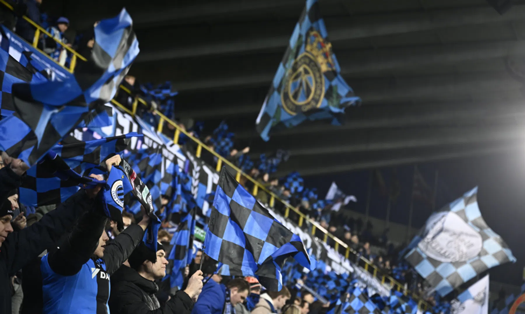 José Izquierdo geeft de aftrap voor het duel tussen Club Brugge en Union