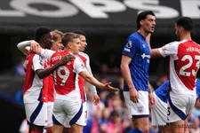 Belgische klasse in Londen: Trossard laat doelman kansloos met heerlijke goal