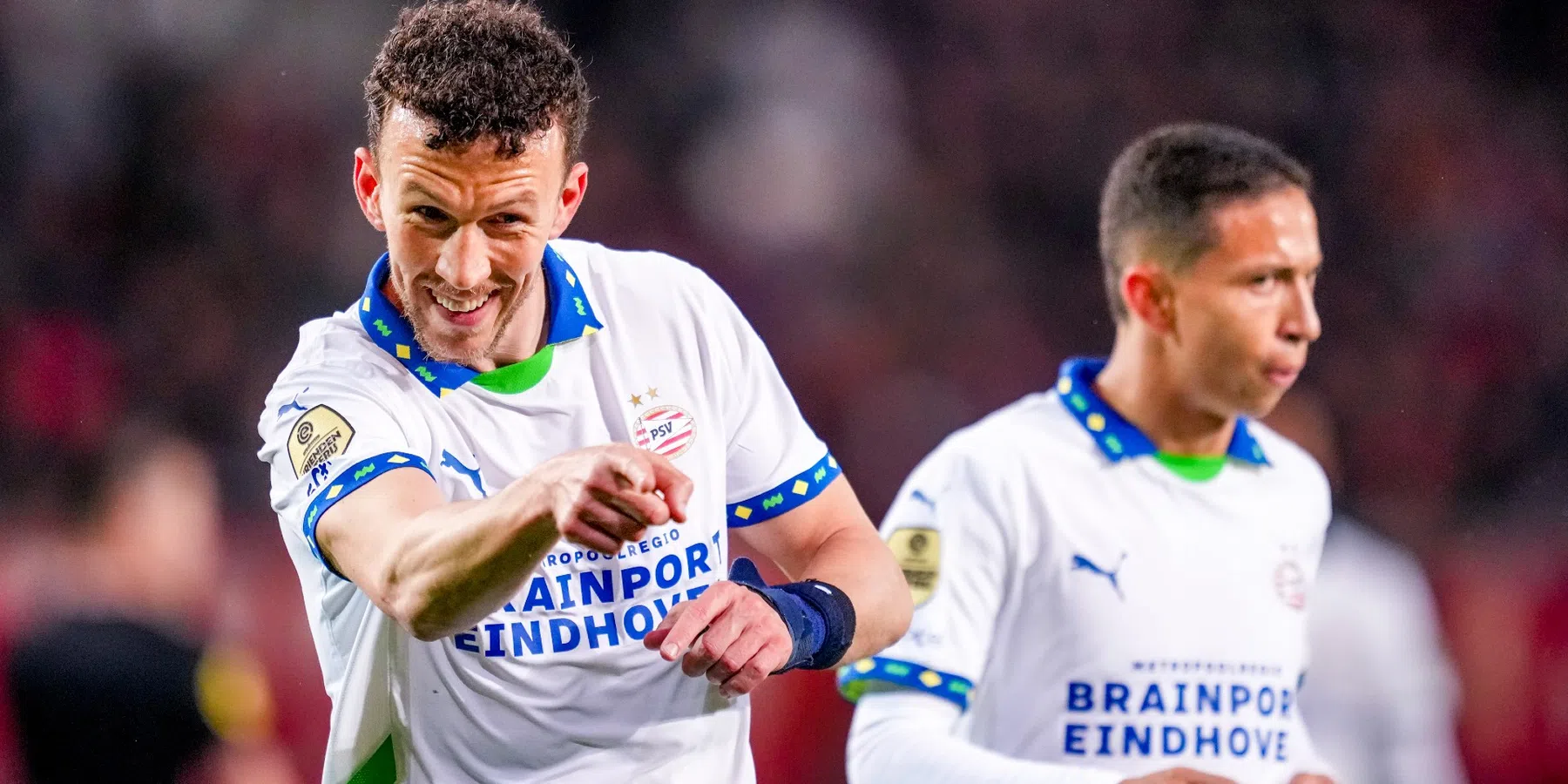 Oppermachtig PSV houdt door zege op Twente het gat met Ajax klein