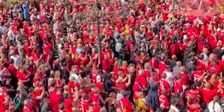 Thumbnail for article: Fans van Liverpool draaien warm voor kampioenswedstrijd: 'Arne Slot! La la la la'