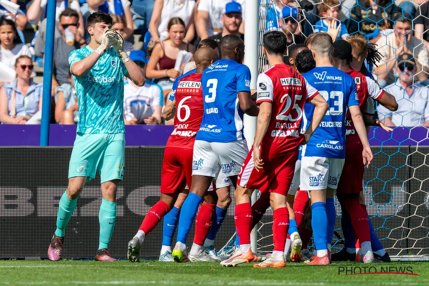 Patrcik Goots over penalty-incident Penders en Chery