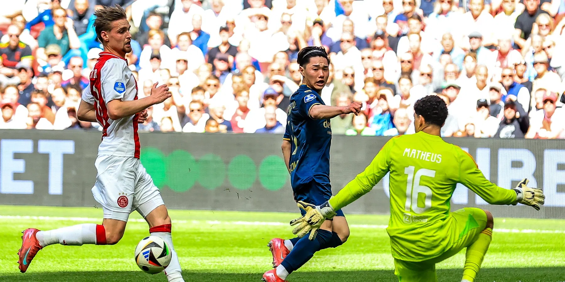 Derksen laakt Ajax-doelman Matheus die spelregels niet kent