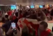 Must see: Liverpool-fans komen met heerlijk Snollebollekes-nummer voor Slot