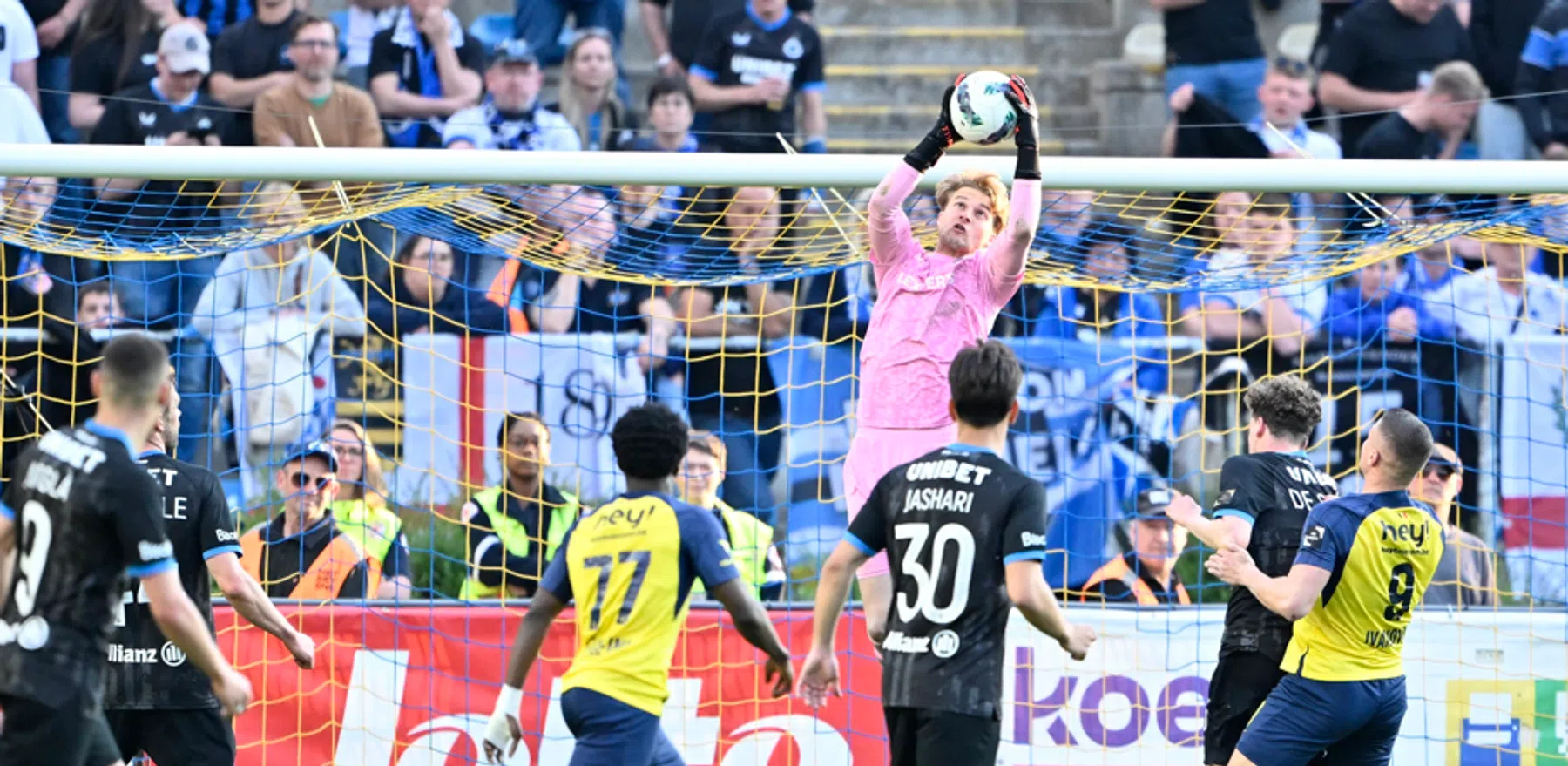 Philippe Vande Walle over Nordin Jackers of Simon Mignolet bij Club Brugge