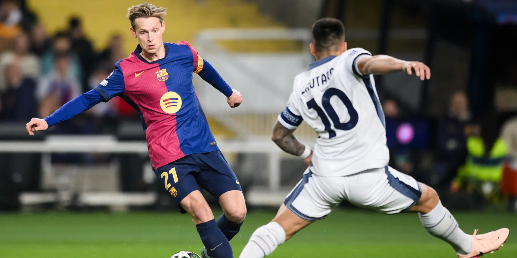 Spaanse pers zien 'verwarde' De Jong tijdens 'eerbetoon aan het voetbal'