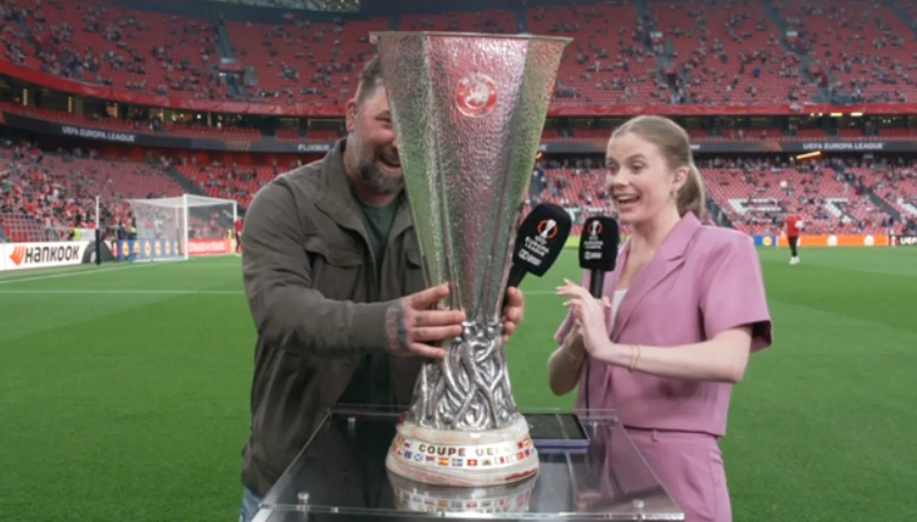 Theo Janssen pakt Europa League-beker vast