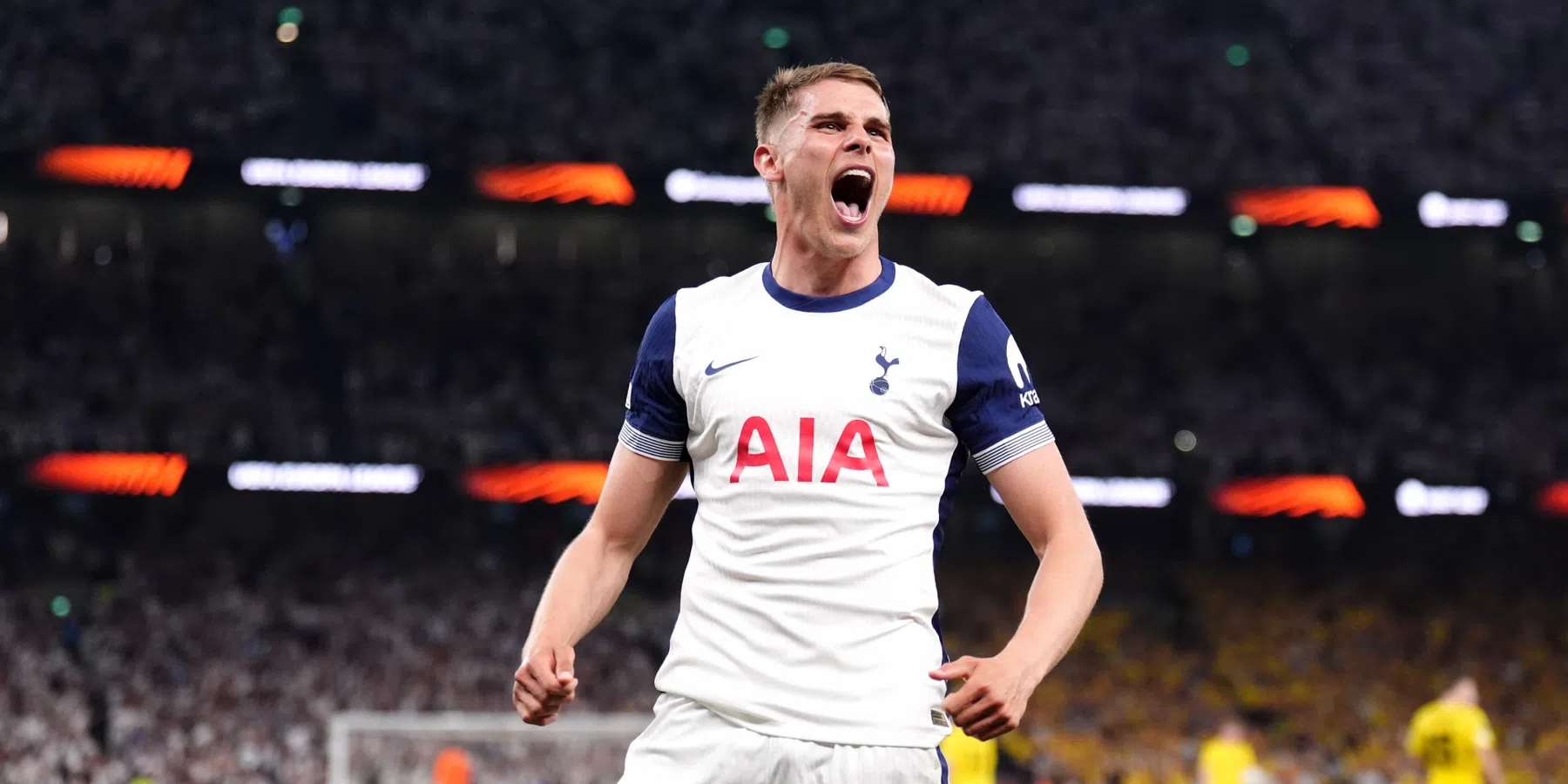 Engelse pers beoordeelt Van de Ven na halve finale Europa League met Spurs