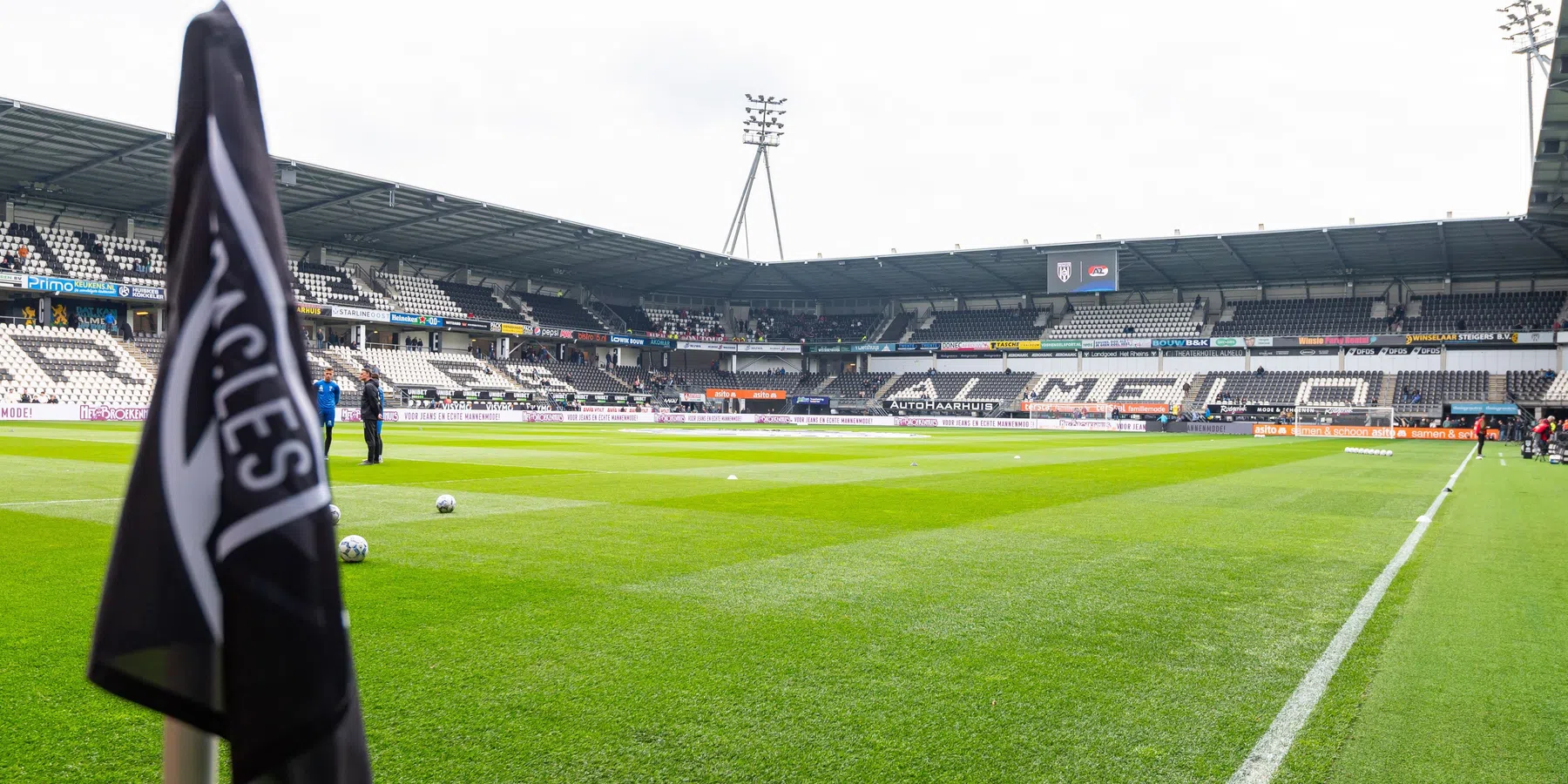 Zeer opmerkelijk: aftrap Heracles - Feyenoord uitgesteld door te laag hangende lat