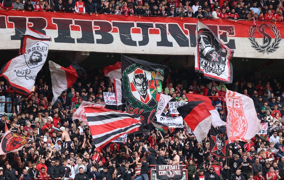 Supporters Standard portesteren anderhalf uur voor match tegen SPorting Charleroi