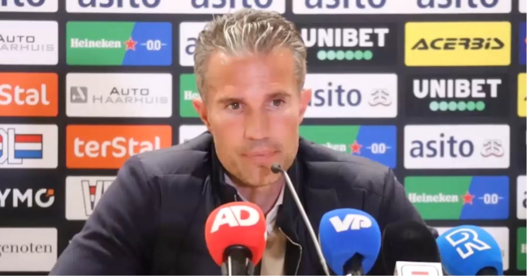 Hancko scheldt Osman de huid vol, Van Persie milder