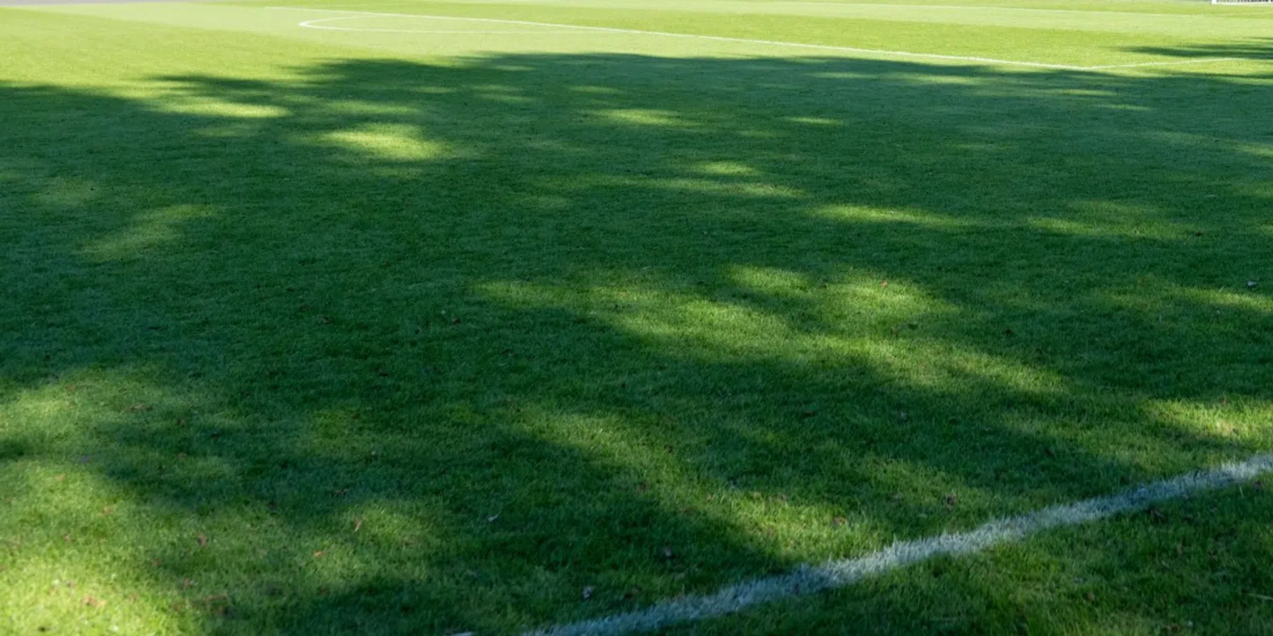 Amateurploeg stapt van het veld na Hitlergroet