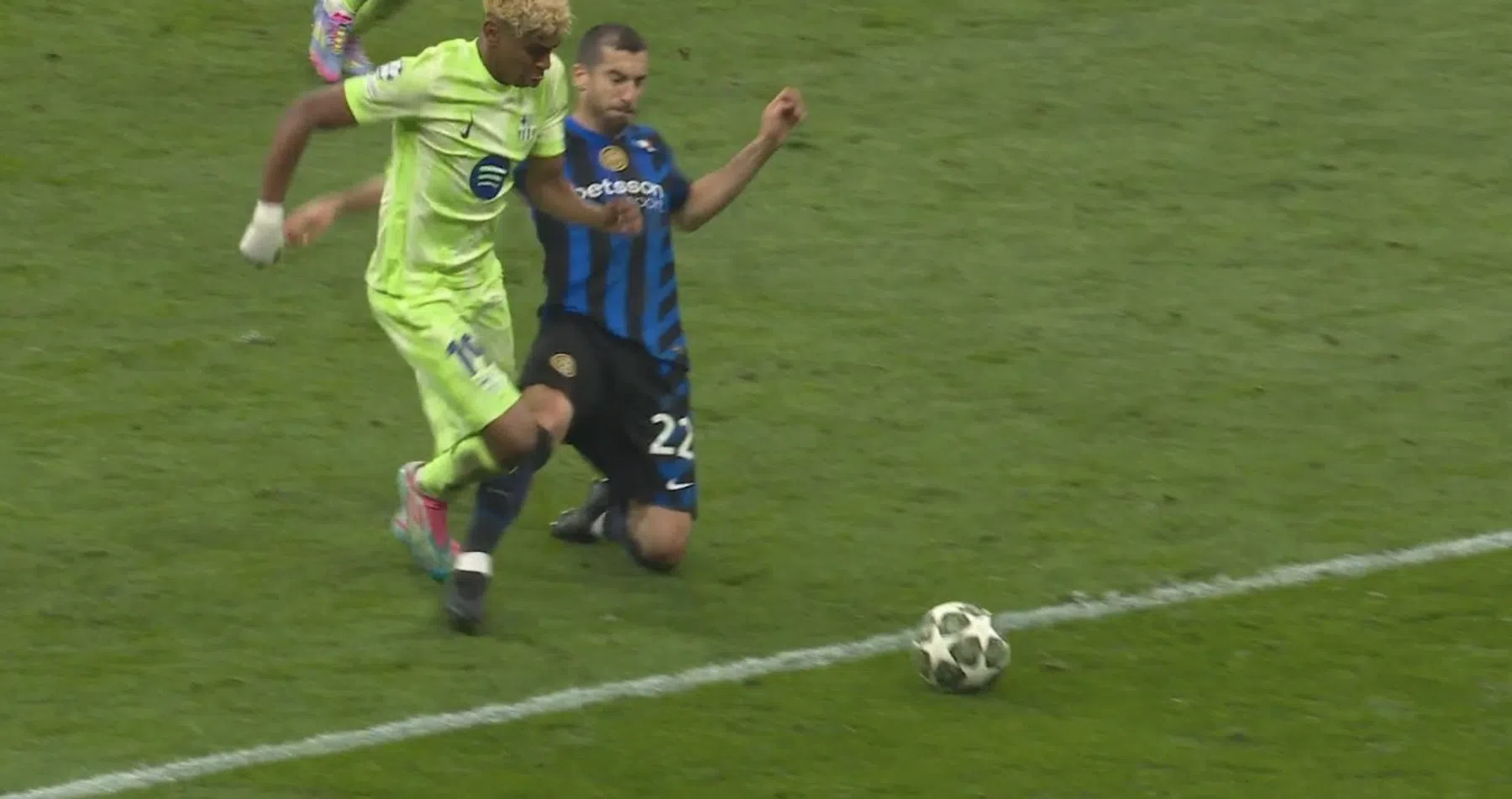 Barcelona krijgt op millimeters geen penalty tegen Internazionale