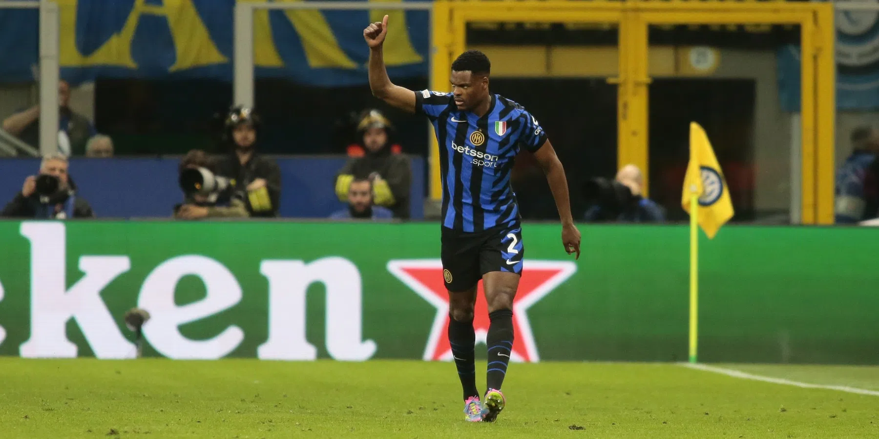 Dumfries schrijft geschiedenis en is bij vijf goals betrokken in Champions League