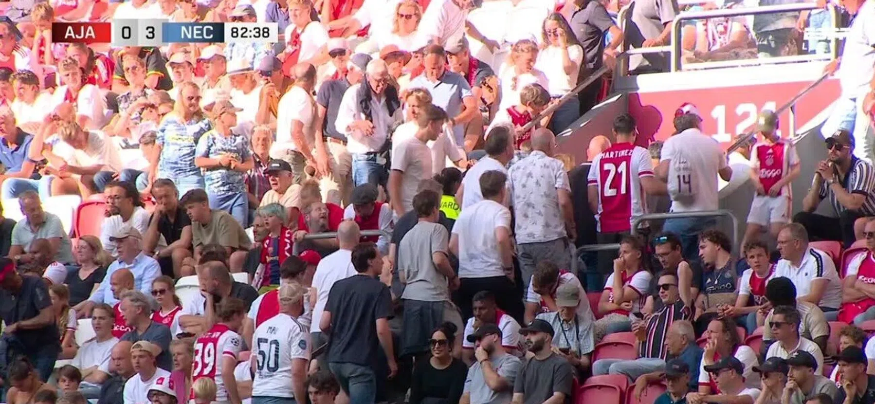 Ajax-fans voortijdig weg uit Arena tegen NEC