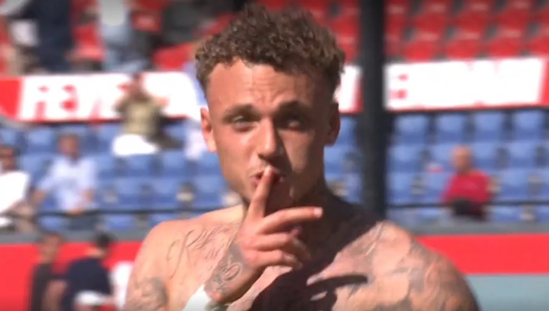 Lang provoceert erop los in De Kuip
