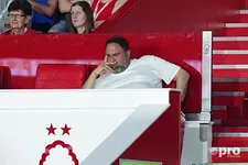 Thumbnail for article: Gefrustreerde Nottingham-eigenaar haalt verhaal bij manager op veld: 'Schandalig'