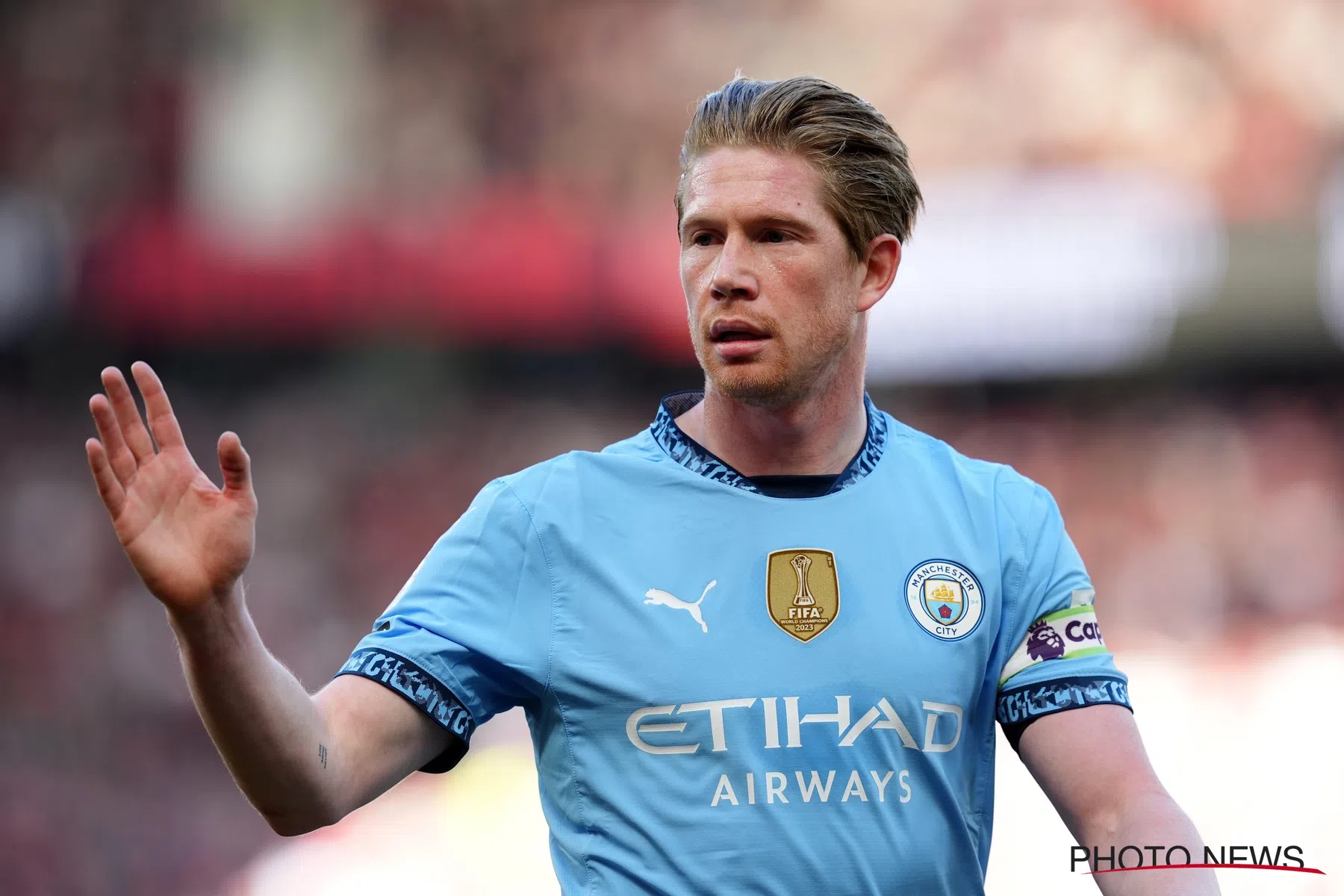 City eert absolute clublegende met levensgrote muurschildering in Manchester
