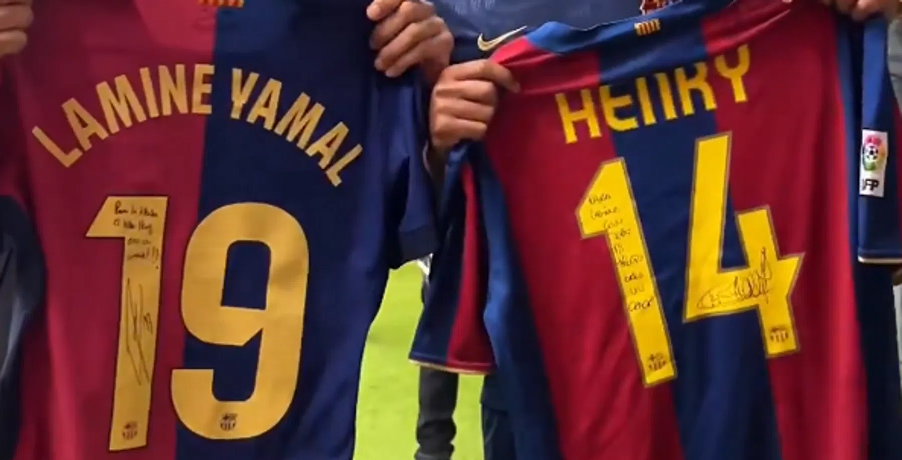 Yamal en Henry ruilen van shirt