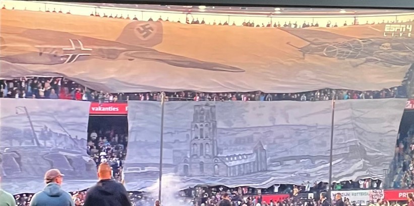 Feyenoord-fans maken indruk met spandoek als herdenking aan bombardement
