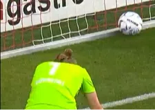 Thumbnail for article: Blunder van Unnerstall: Twente-keeper in de fout bij gelijkmaker AZ