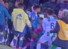 Bizarre beelden Vaessen duiken op: doelman slaat vol in op liggende Ajax-assistent