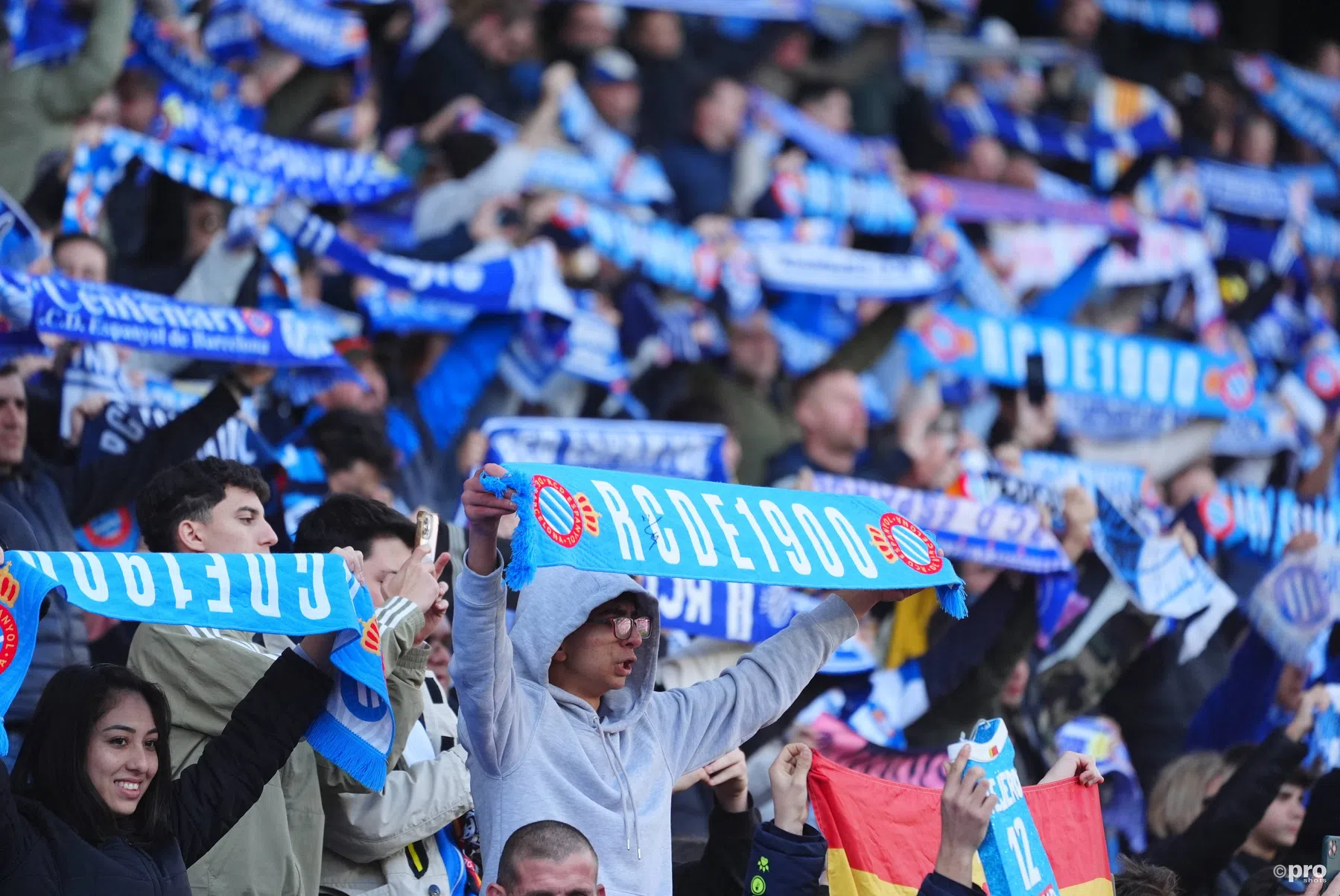 Auto rijdt in op fans voorafgaand aan Espanyol - Barça