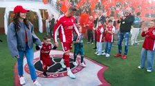 Prachtig afscheid van Alderweireld in beeld: prachtige tifo en Martinez