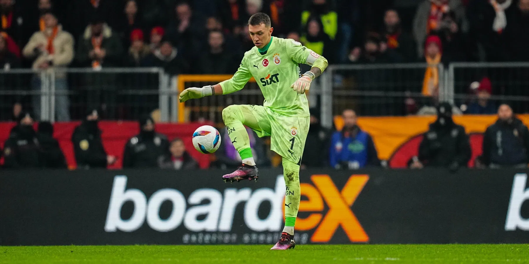 Doelman Muslera schiet Galatasaray vanaf de stip naar 25e landstitel