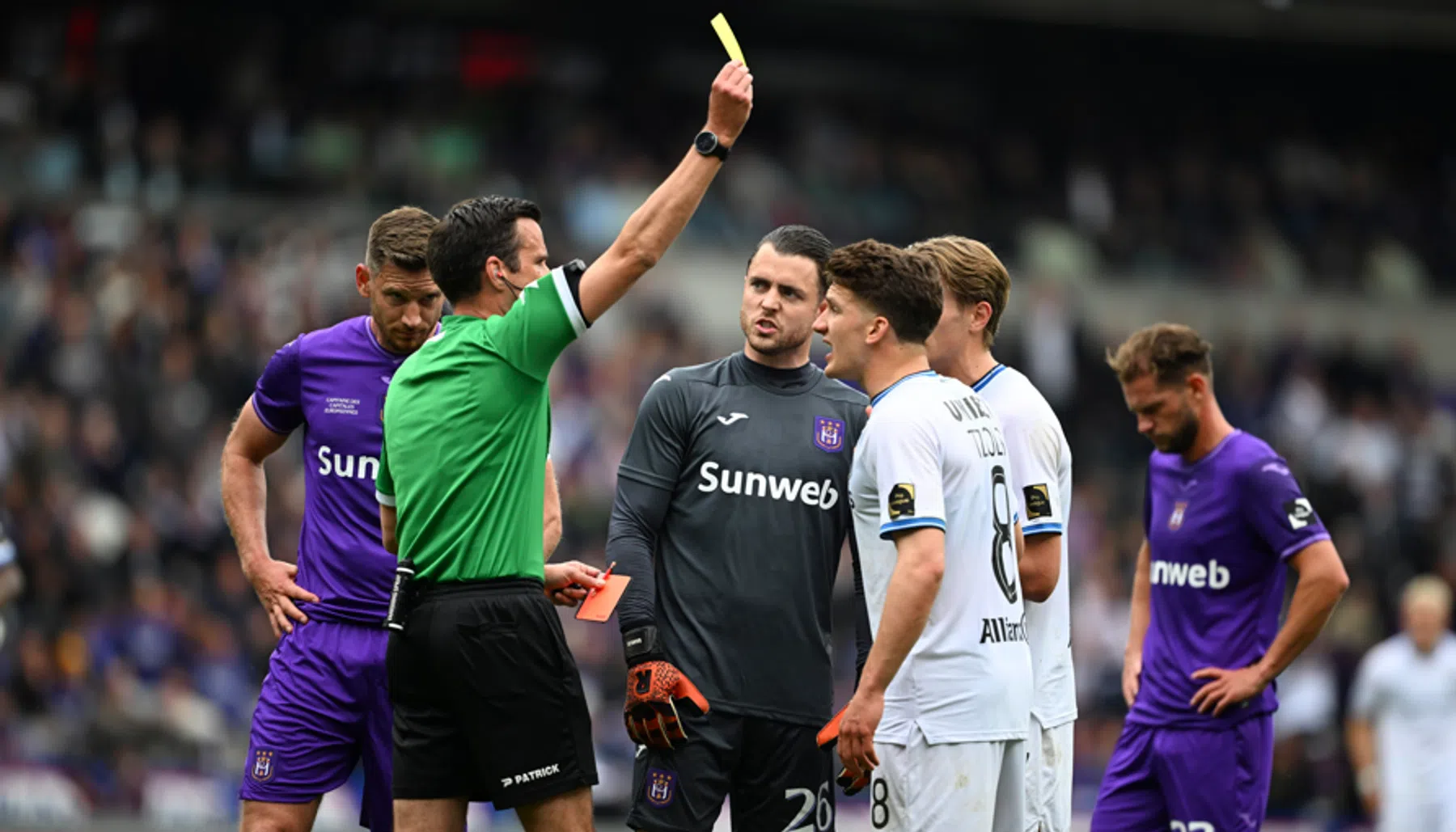 Potjes koken over in Anderlecht – Club Brugge, vier gele kaarten inclusief schors