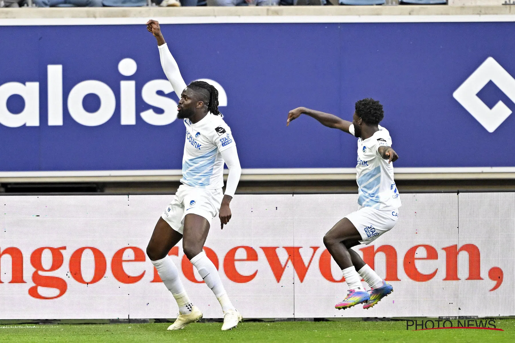 Uitbundige vreugde bij Tolu Arokodare na doelpunt voor KRC Genk