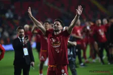 Ciro Mertens steelt de show: kleine man signeert shirts als een echte ster