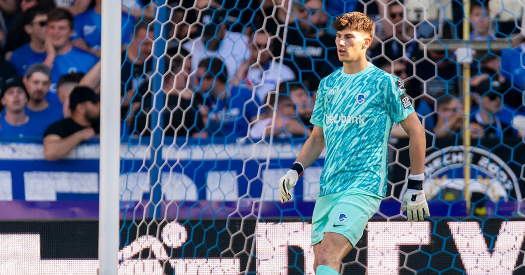 Chelsea overweegt Mike Penders mee te nemen naar het WK voor Clubs.