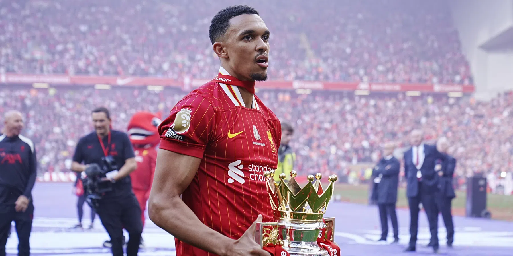 Emotioneel afscheid Alexander-Arnold: tranen en applaus na laatste duel op Anfield