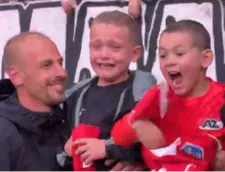 Thumbnail for article: Mooi: jonge AZ-fans overmand door emoties na gebaar van Goes en Clasie