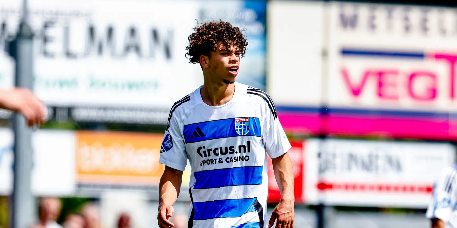 Zoon van Reiziger tekent profcontract bij PEC Zwolle