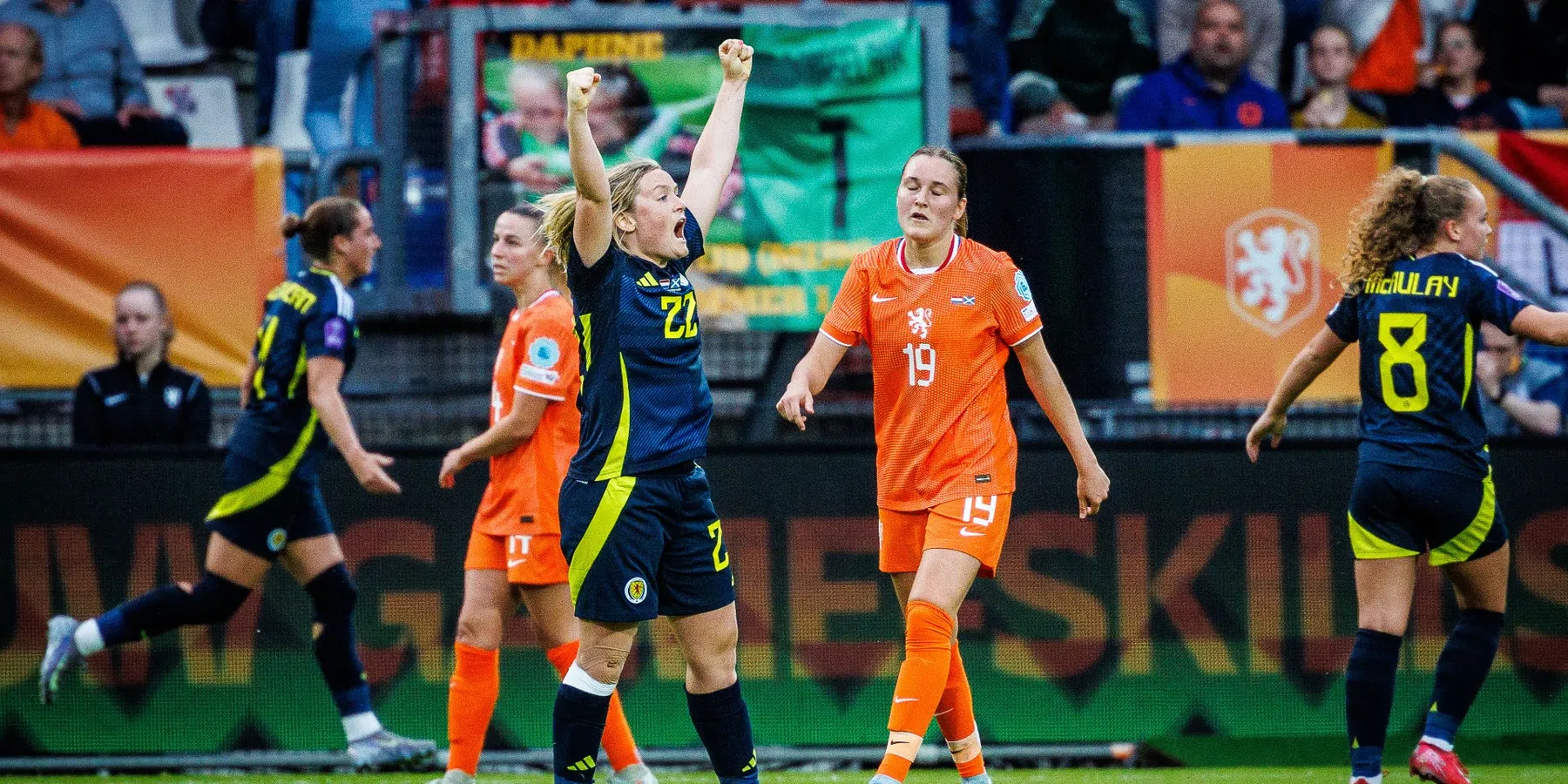 Oranje Leeuwinnen spelen gelijk tegen Schotland met 1-1
