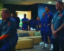 Thumbnail for article: Koeman en Oranje-spelers kijken ademloos naar TV: 'Wat een bal zeg...'