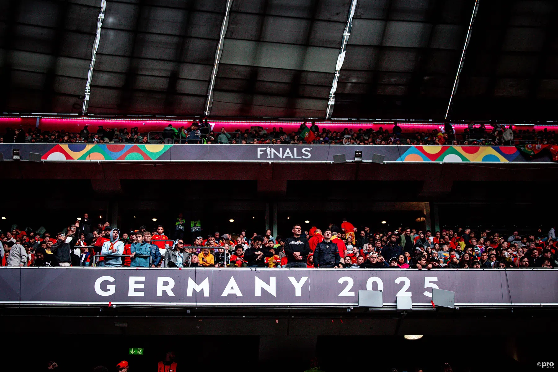 Fan overlijdt na val van tribune tijdens Nations League-finale